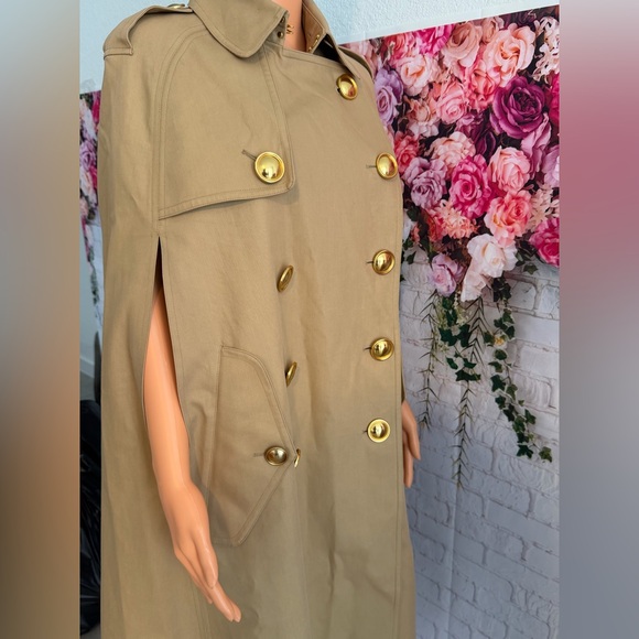 Burberry trench cape crafted in the house's signature heritage style. - Picture 3 of 16